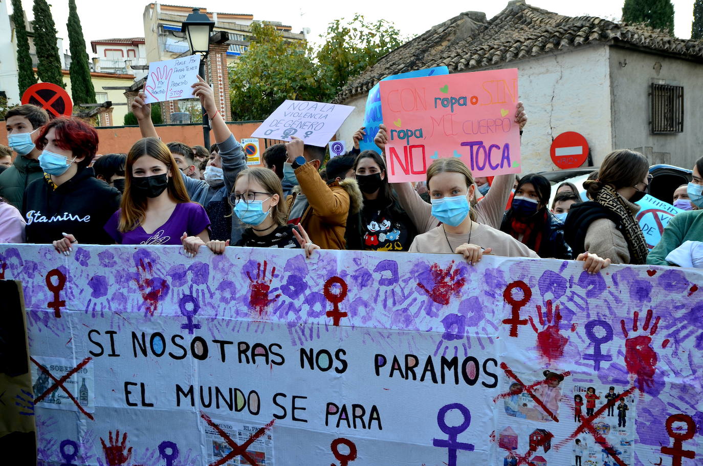 Fotos: Los estudiantes de Huétor Vega alzan la voz contra la violencia de género