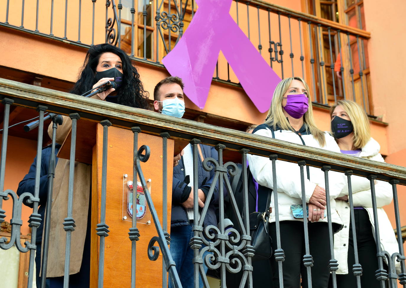 Fotos: Los estudiantes de Huétor Vega alzan la voz contra la violencia de género