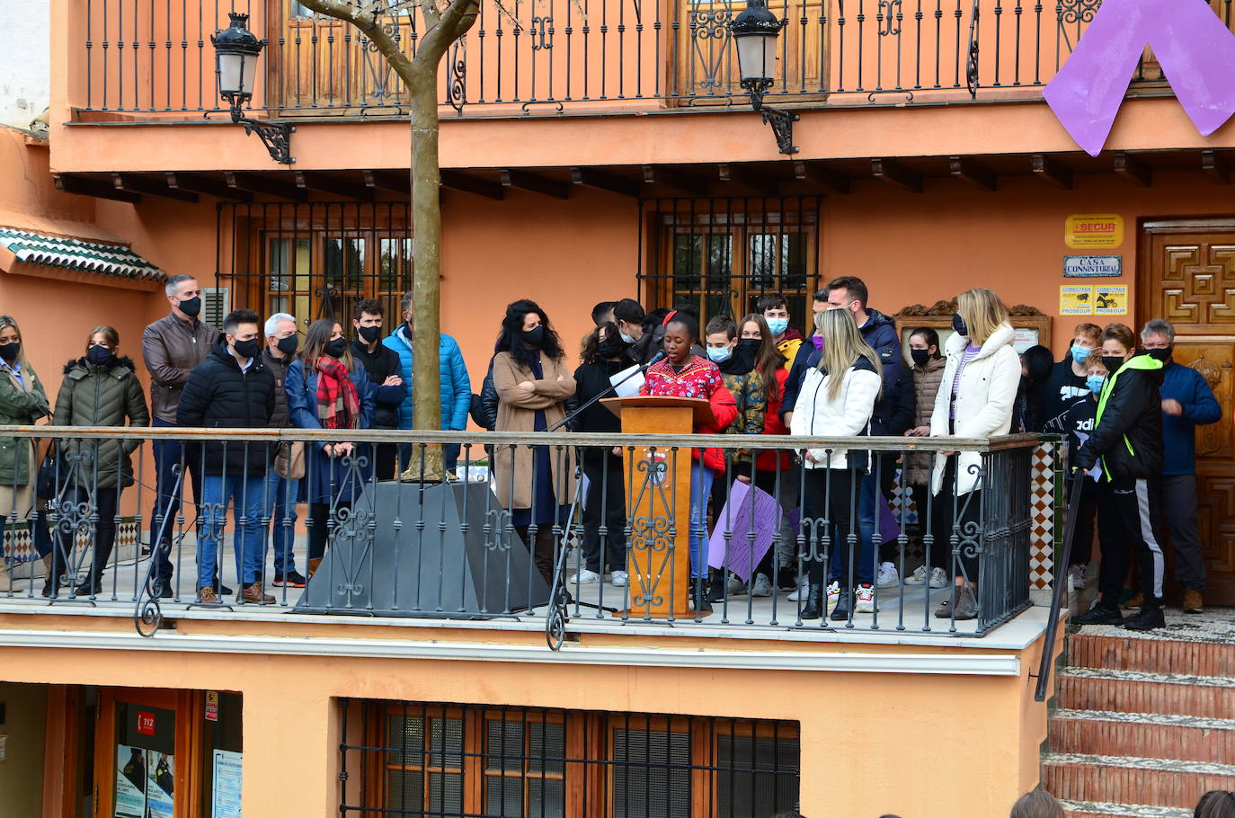 Fotos: Los estudiantes de Huétor Vega alzan la voz contra la violencia de género