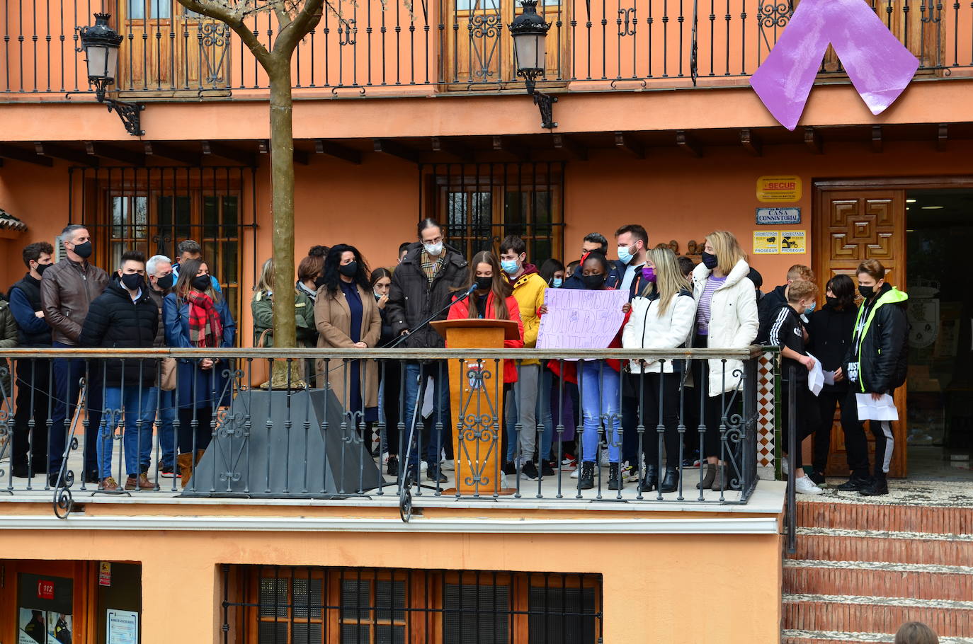 Fotos: Los estudiantes de Huétor Vega alzan la voz contra la violencia de género