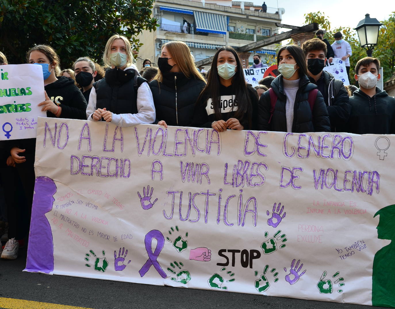 Fotos: Los estudiantes de Huétor Vega alzan la voz contra la violencia de género