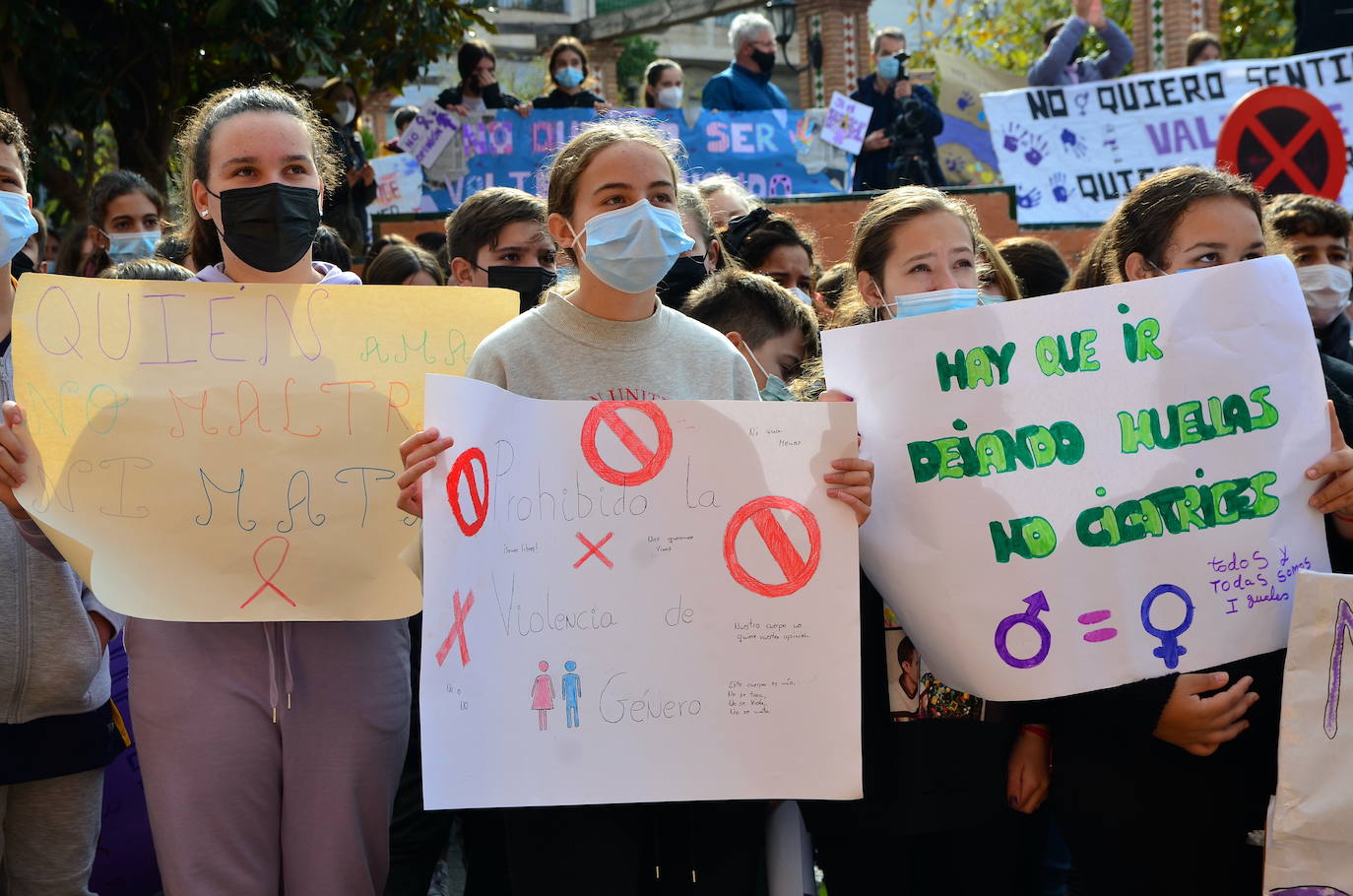 Fotos: Los estudiantes de Huétor Vega alzan la voz contra la violencia de género