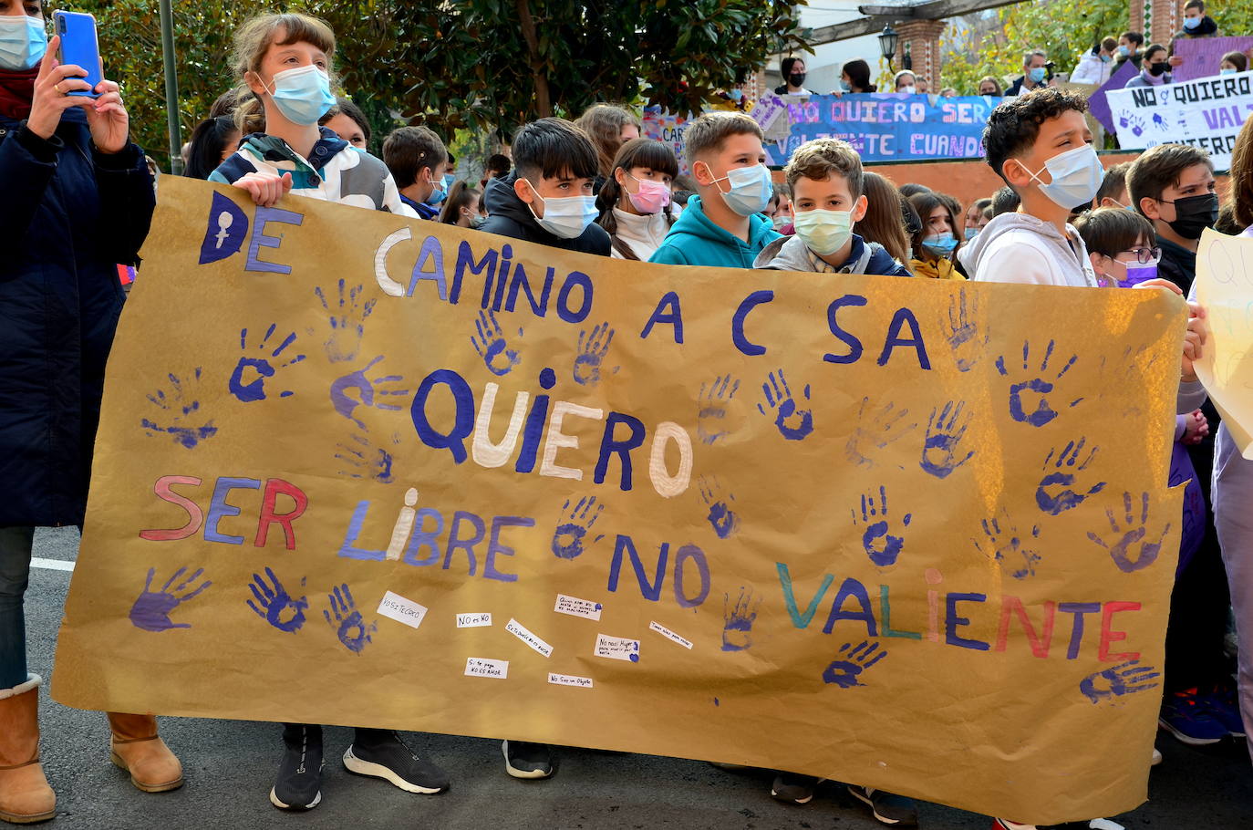 Fotos: Los estudiantes de Huétor Vega alzan la voz contra la violencia de género