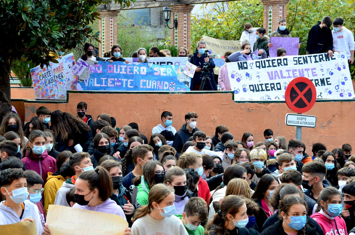 Fotos: Los estudiantes de Huétor Vega alzan la voz contra la violencia de género
