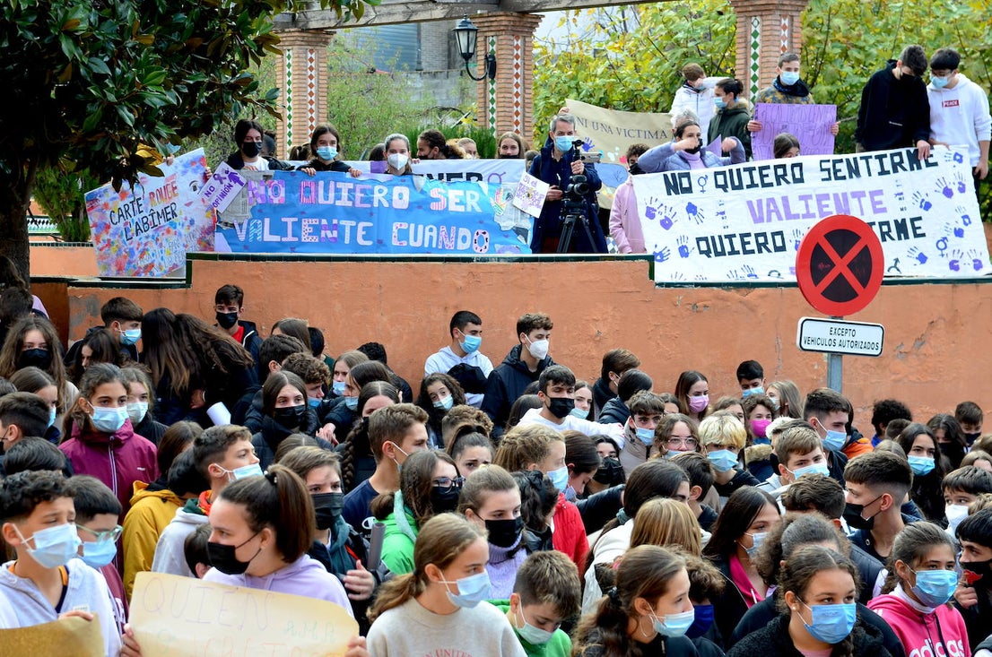 Fotos: Los estudiantes de Huétor Vega alzan la voz contra la violencia de género