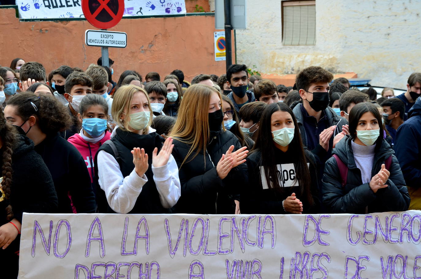 Fotos: Los estudiantes de Huétor Vega alzan la voz contra la violencia de género