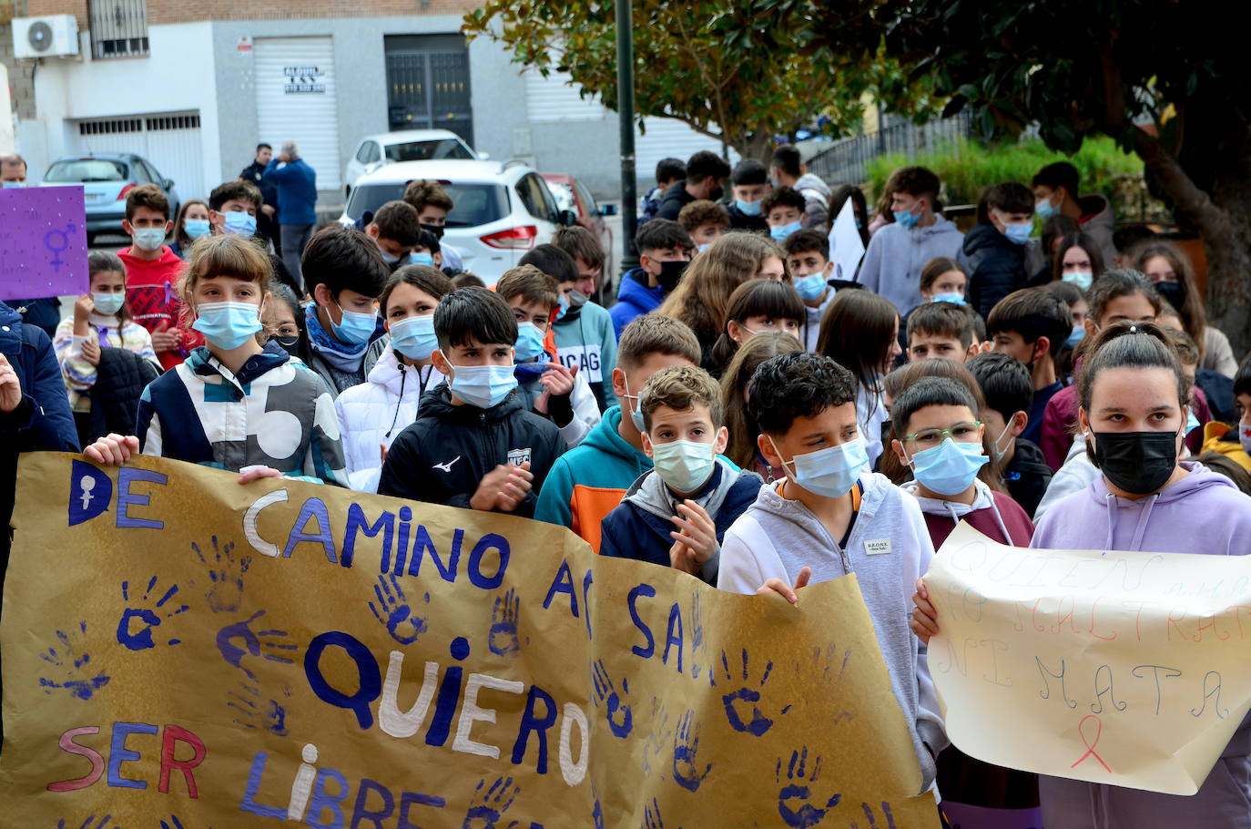 Fotos: Los estudiantes de Huétor Vega alzan la voz contra la violencia de género