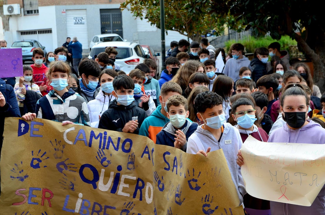 Fotos: Los estudiantes de Huétor Vega alzan la voz contra la violencia de género