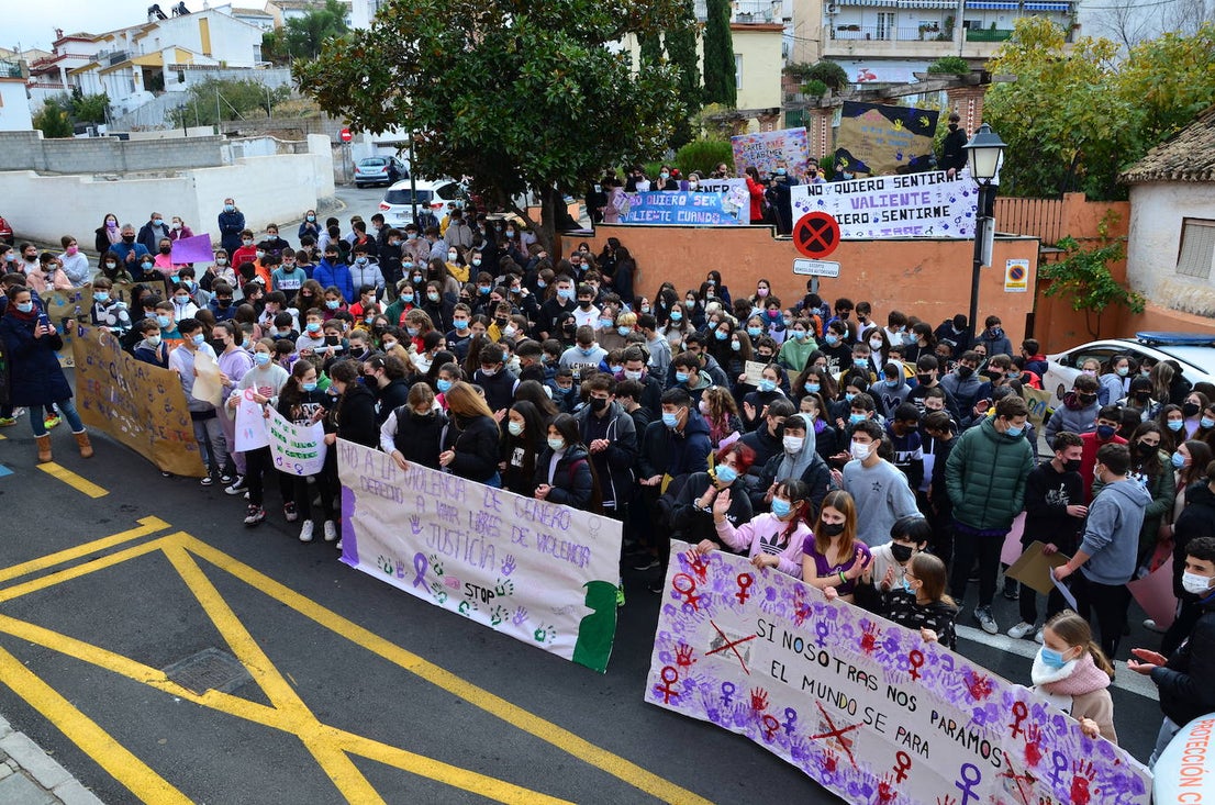 Fotos: Los estudiantes de Huétor Vega alzan la voz contra la violencia de género