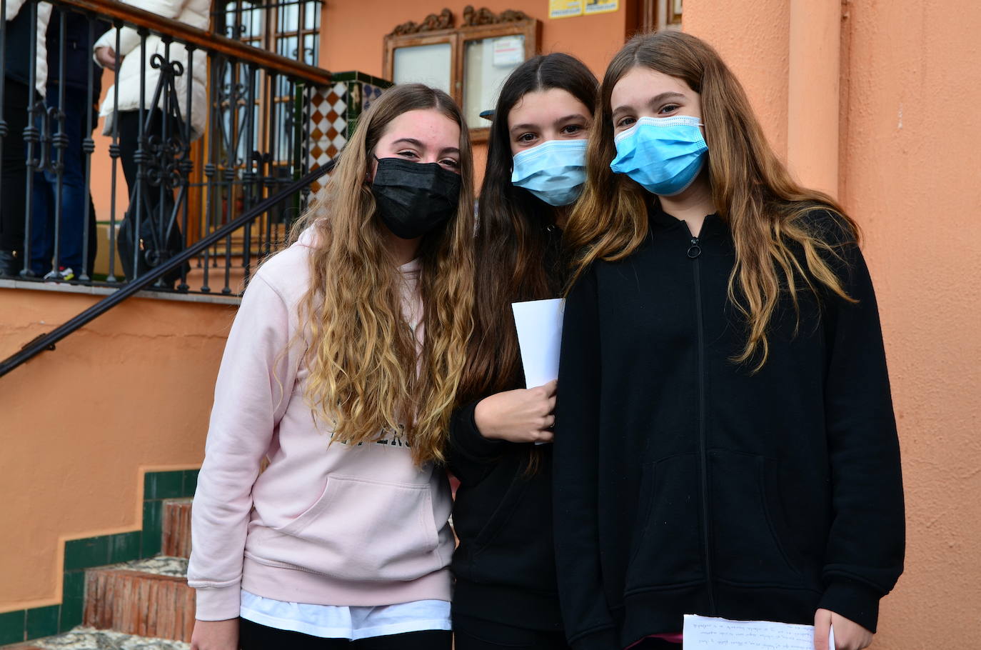 Fotos: Los estudiantes de Huétor Vega alzan la voz contra la violencia de género