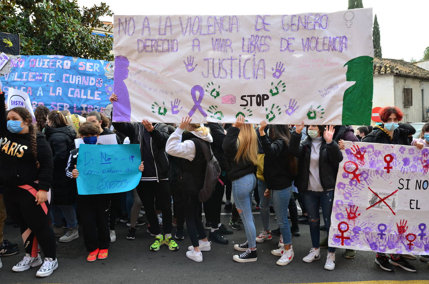 Fotos: Los estudiantes de Huétor Vega alzan la voz contra la violencia de género