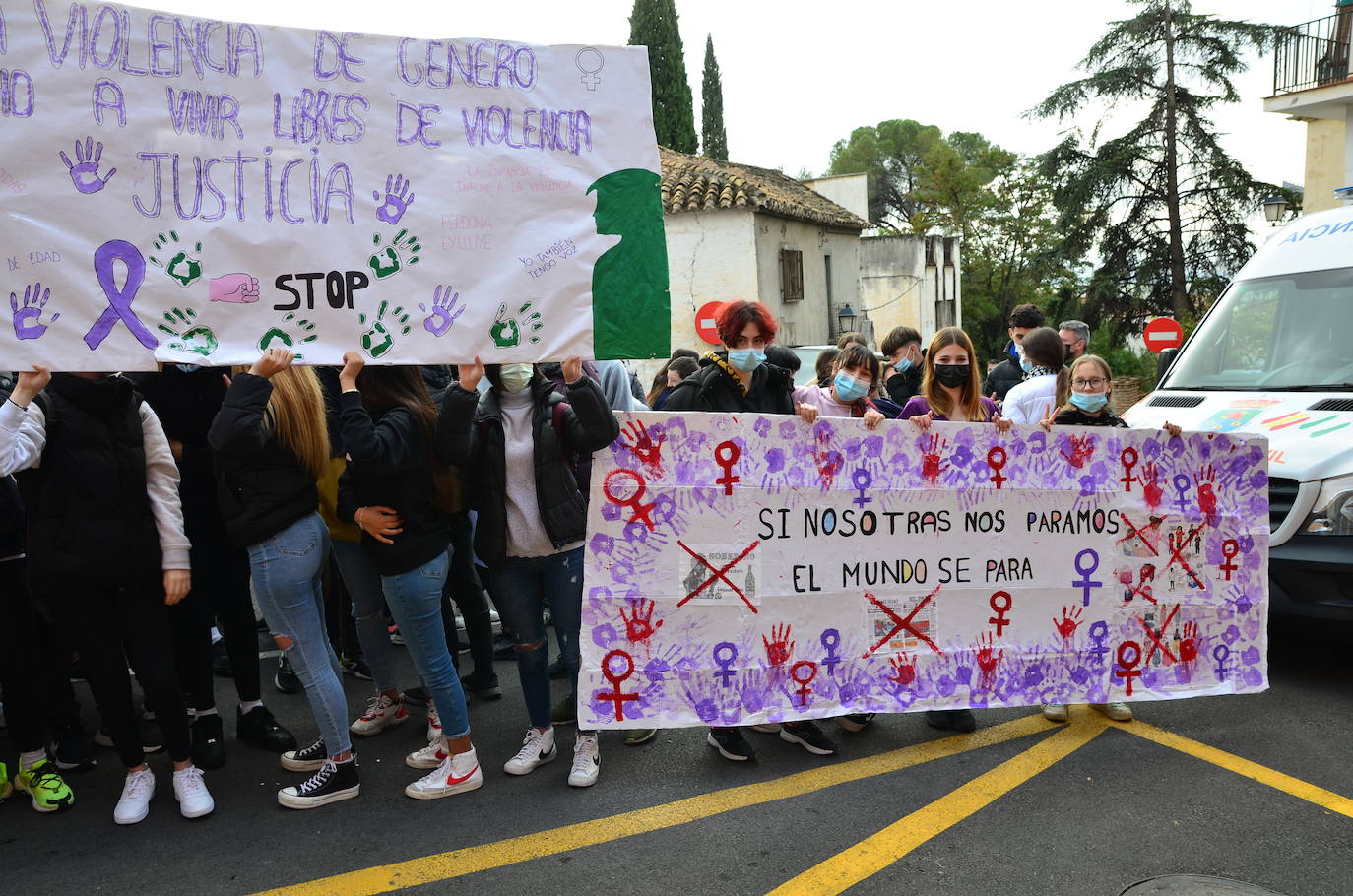 Fotos: Los estudiantes de Huétor Vega alzan la voz contra la violencia de género
