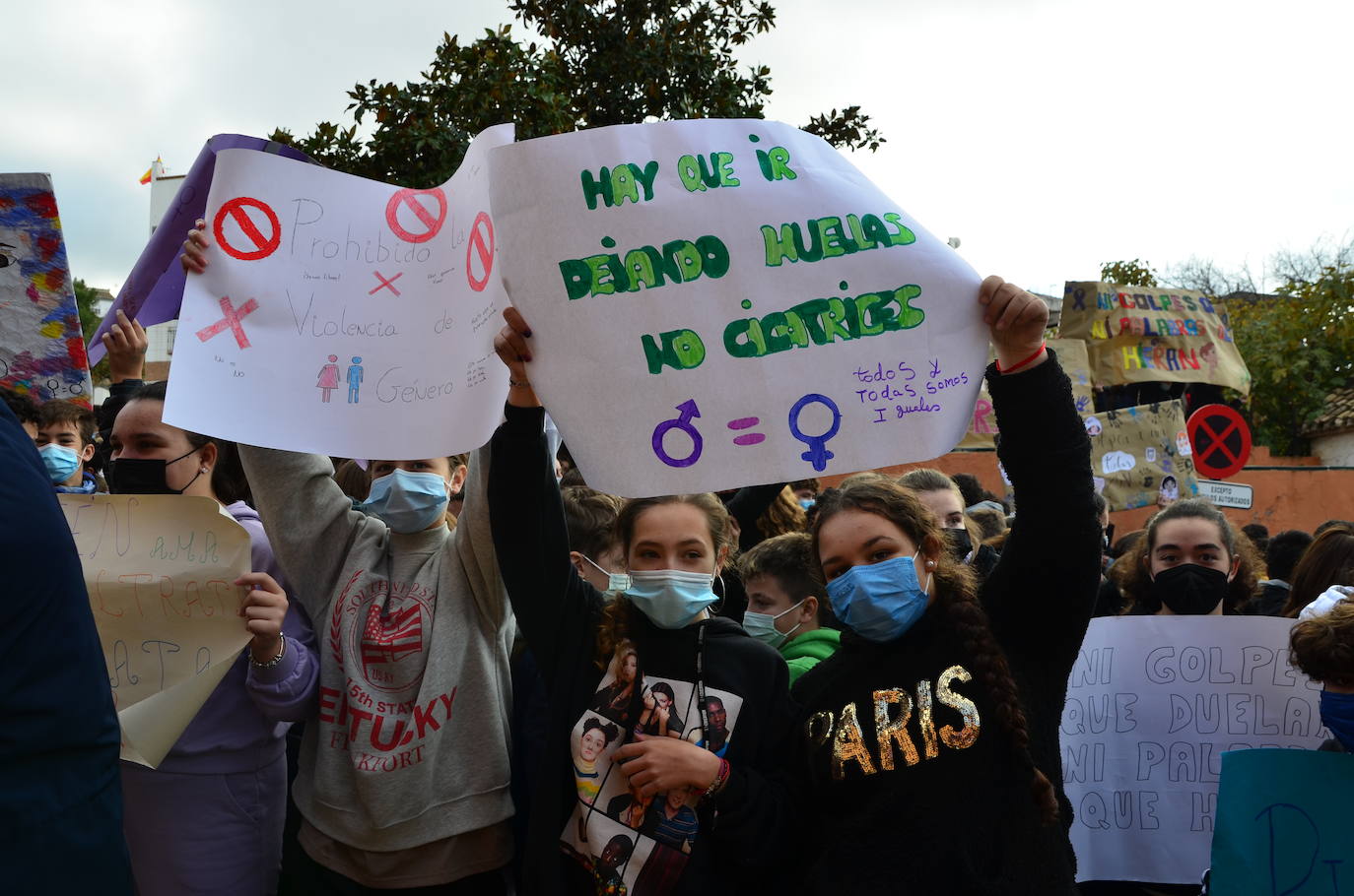 Fotos: Los estudiantes de Huétor Vega alzan la voz contra la violencia de género