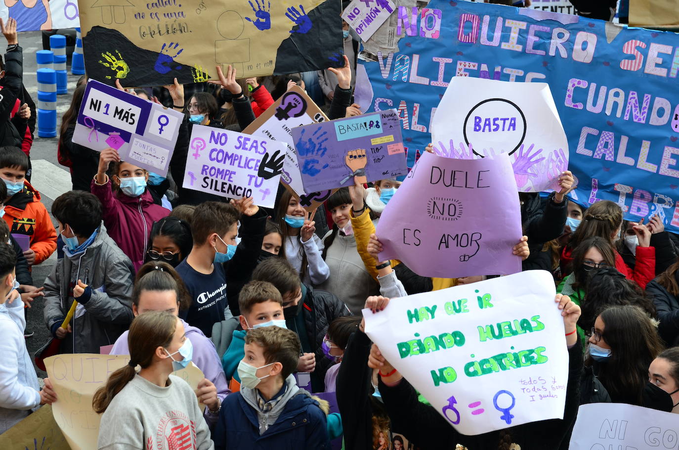 Fotos: Los estudiantes de Huétor Vega alzan la voz contra la violencia de género