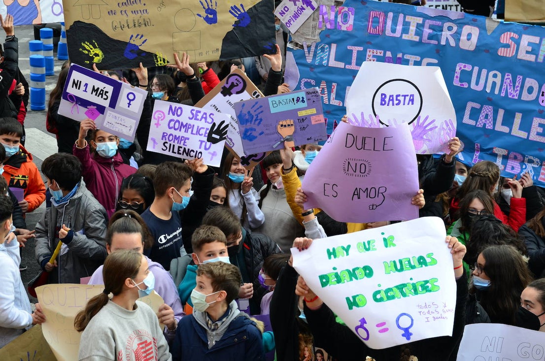 Fotos: Los estudiantes de Huétor Vega alzan la voz contra la violencia de género