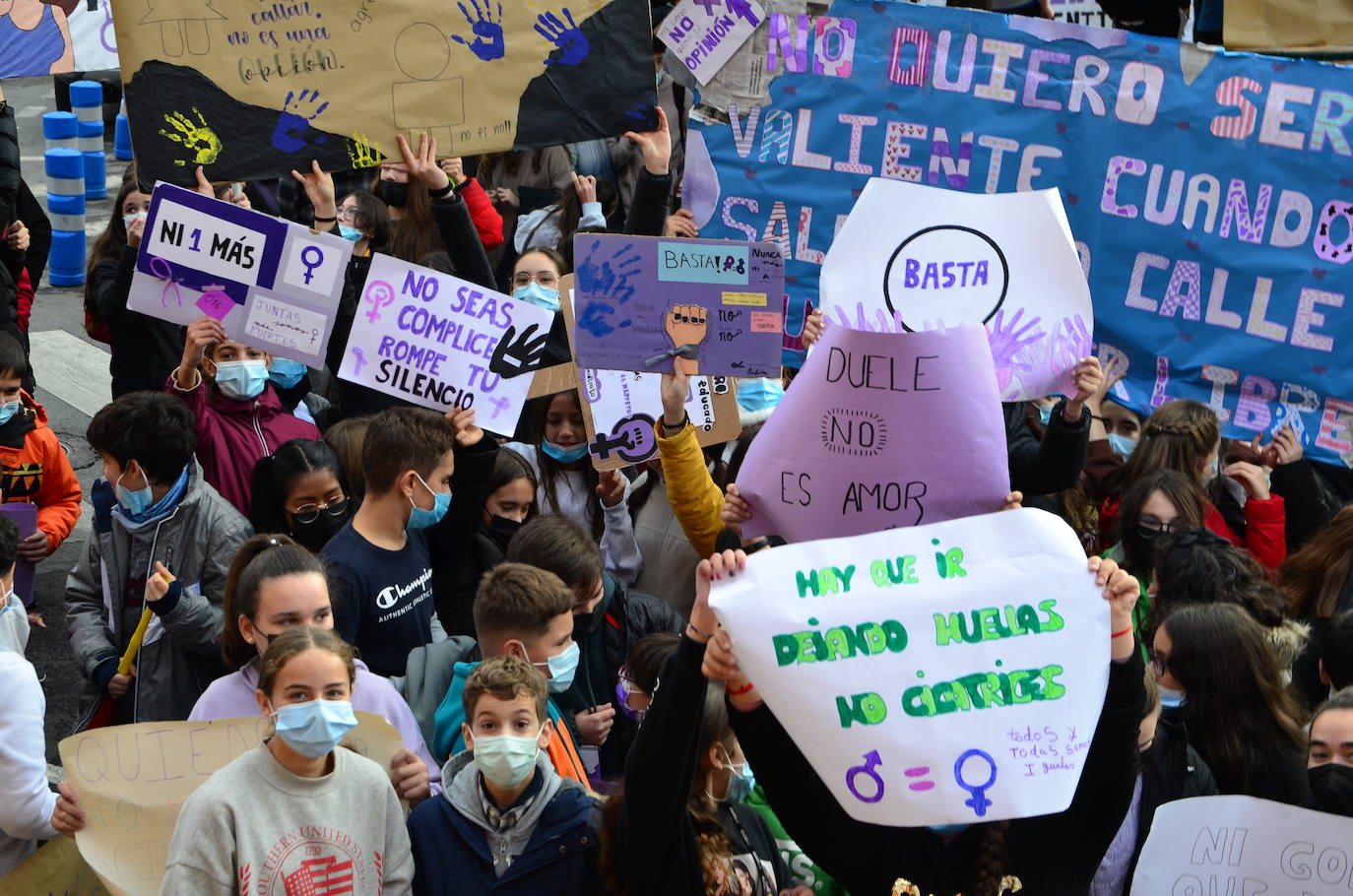 Fotos: Los estudiantes de Huétor Vega alzan la voz contra la violencia de género