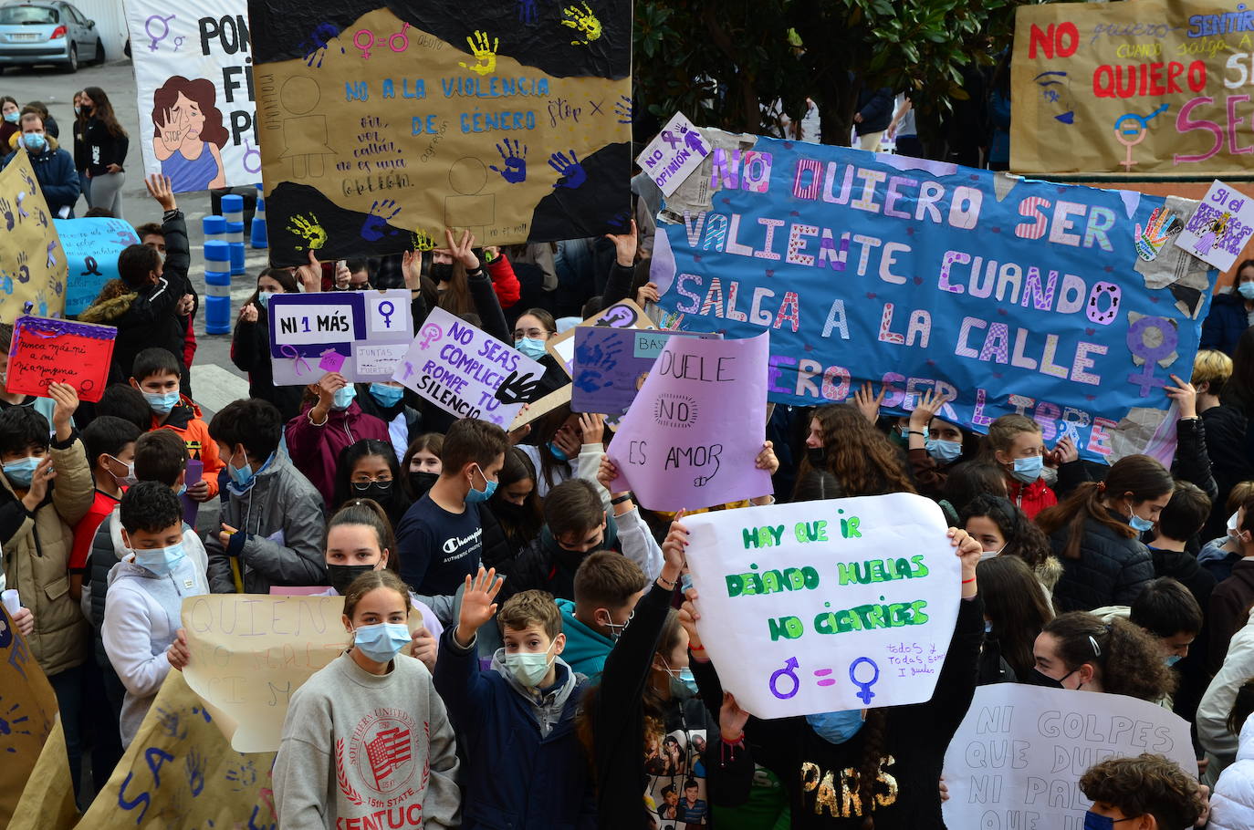 Fotos: Los estudiantes de Huétor Vega alzan la voz contra la violencia de género