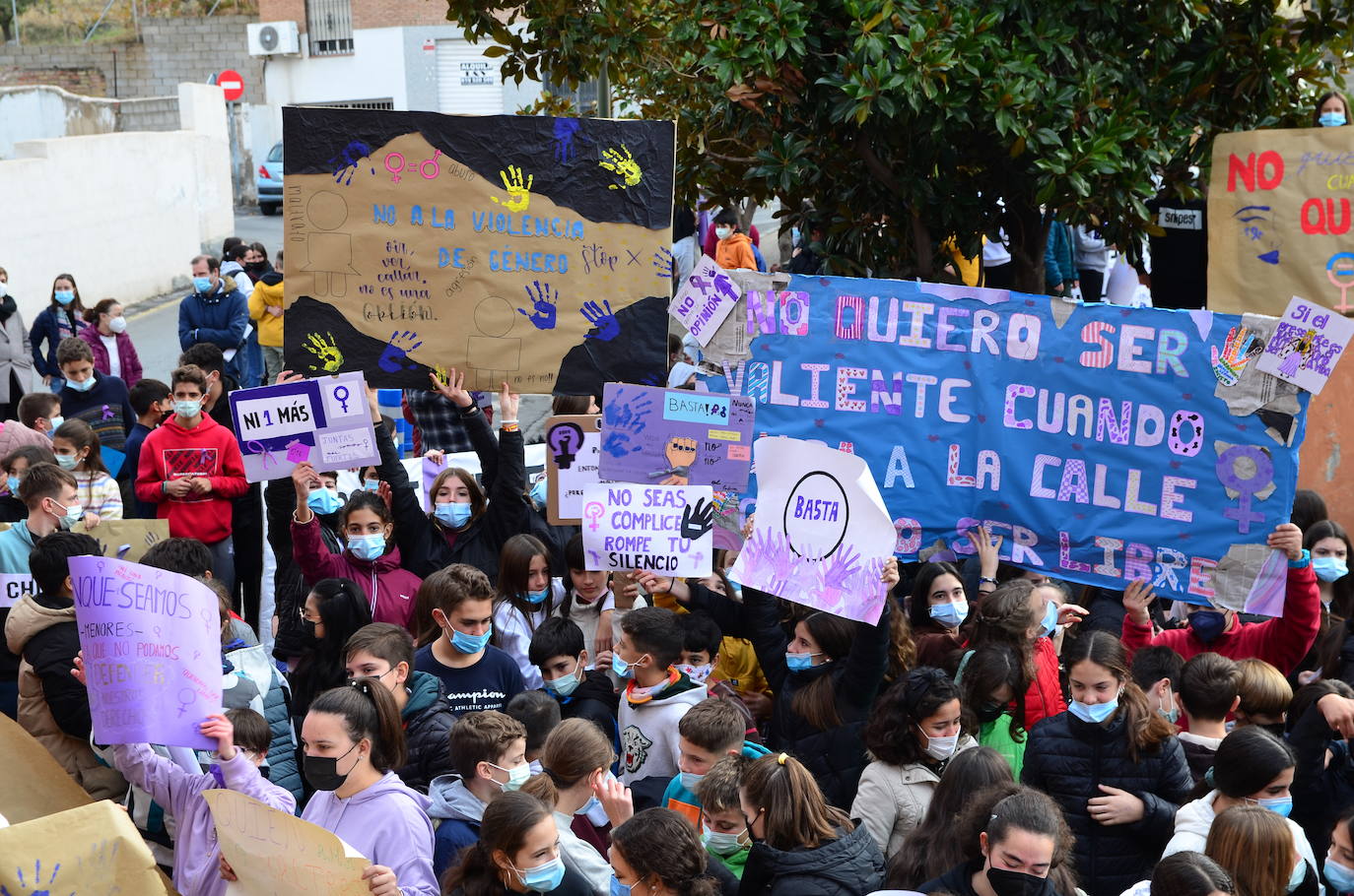 Fotos: Los estudiantes de Huétor Vega alzan la voz contra la violencia de género
