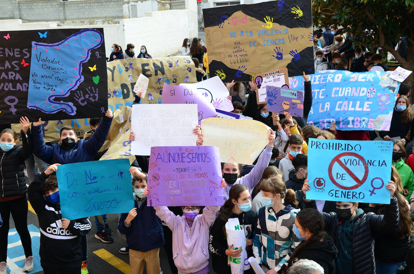Fotos: Los estudiantes de Huétor Vega alzan la voz contra la violencia de género