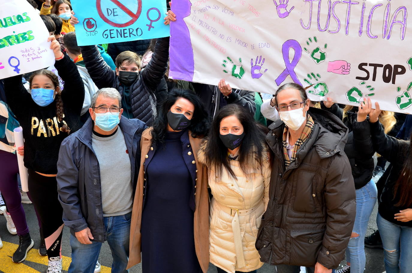 Fotos: Los estudiantes de Huétor Vega alzan la voz contra la violencia de género
