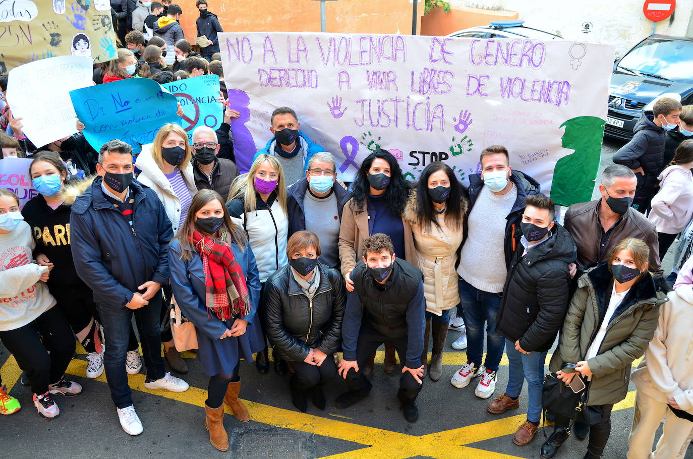 Fotos: Los estudiantes de Huétor Vega alzan la voz contra la violencia de género