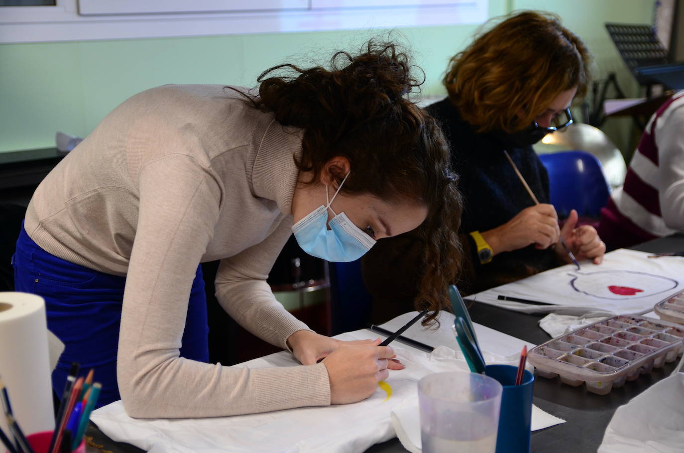 Fotos: Los jóvenes 'diseñan' camisetas con mensajes contra la violencia de género