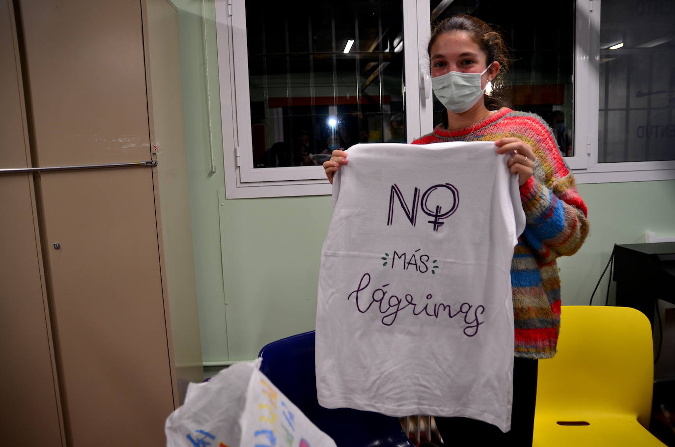 Fotos: Los jóvenes &#039;diseñan&#039; camisetas con mensajes contra la violencia de género