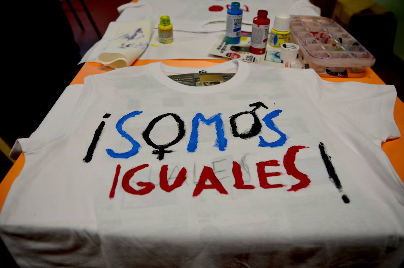 Fotos: Los jóvenes 'diseñan' camisetas con mensajes contra la violencia de género