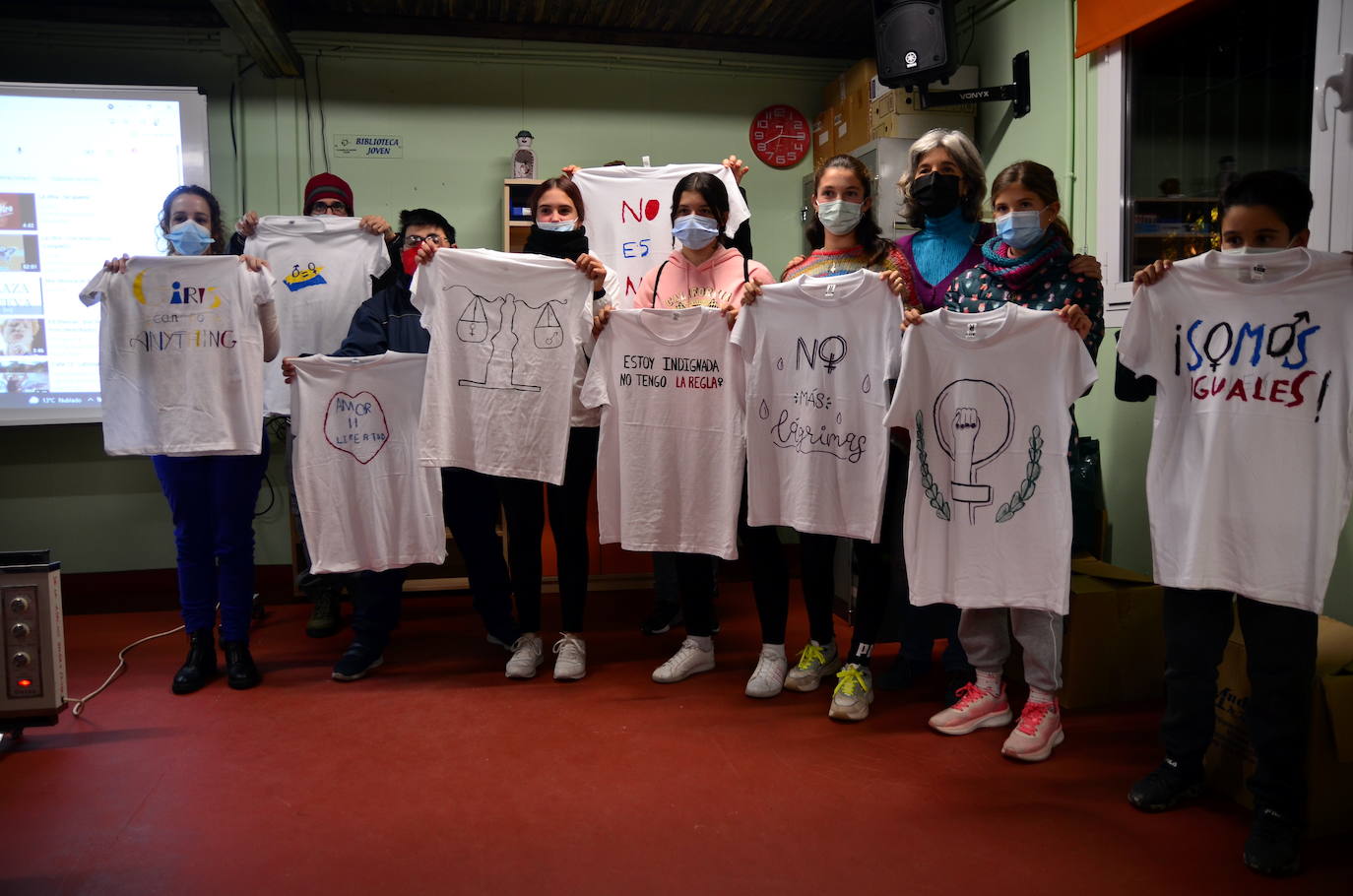 Fotos: Los jóvenes &#039;diseñan&#039; camisetas con mensajes contra la violencia de género