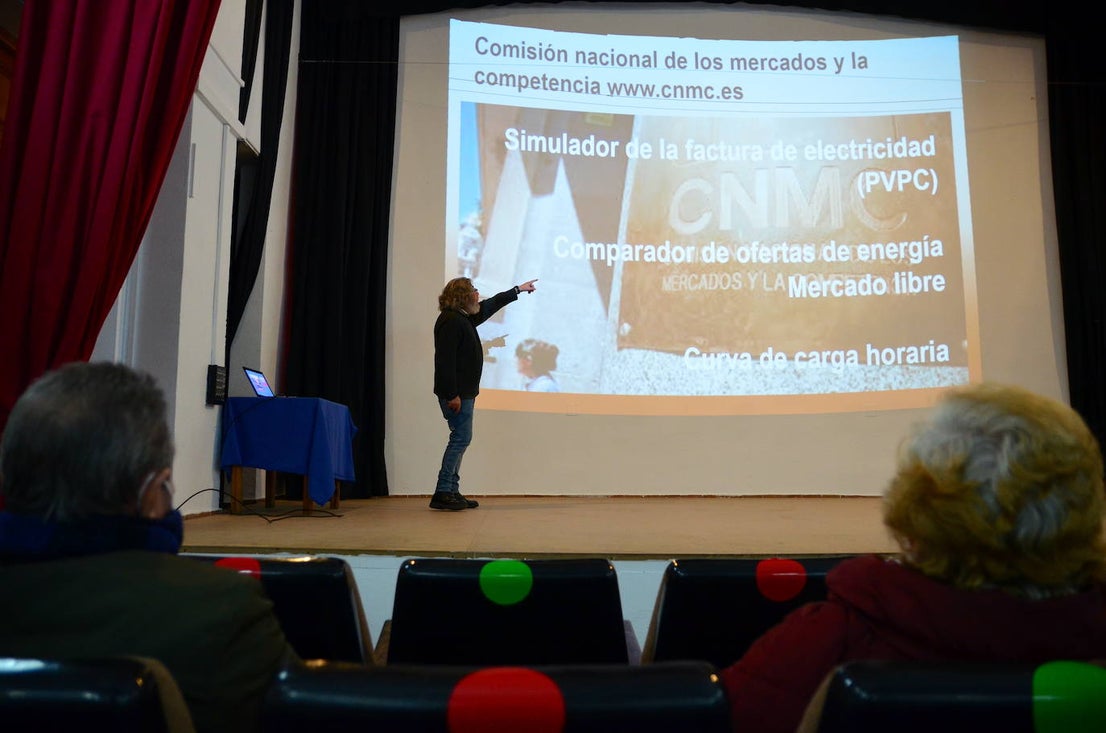 Fotos: Taller sobre la factura de la luz, en Huétor Vega