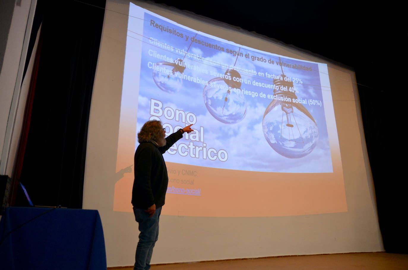 Fotos: Taller sobre la factura de la luz, en Huétor Vega