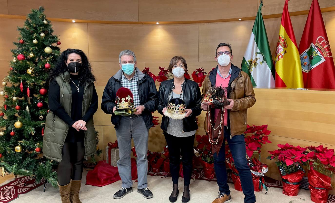 La alcaldesa, Elena Duque, con los tres emisarios de los Reyes Magos en Huétor Vega.