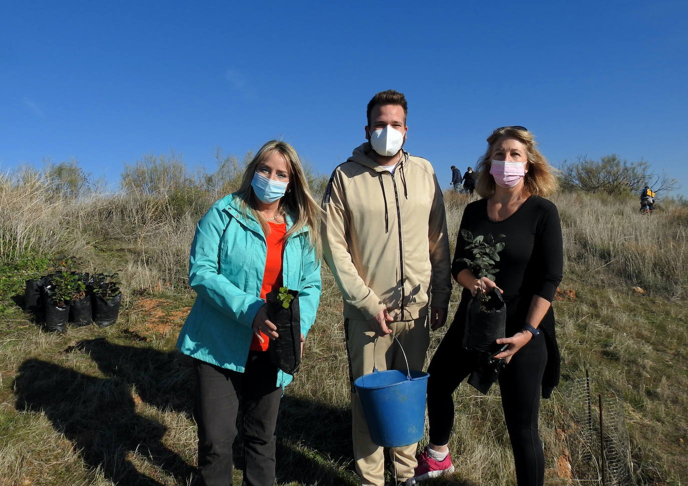 Fotos: Un centenar de personas reforestan el Camino de los Neveros