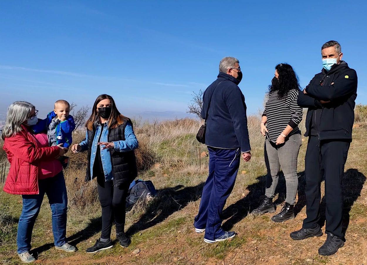 Fotos: Un centenar de personas reforestan el Camino de los Neveros