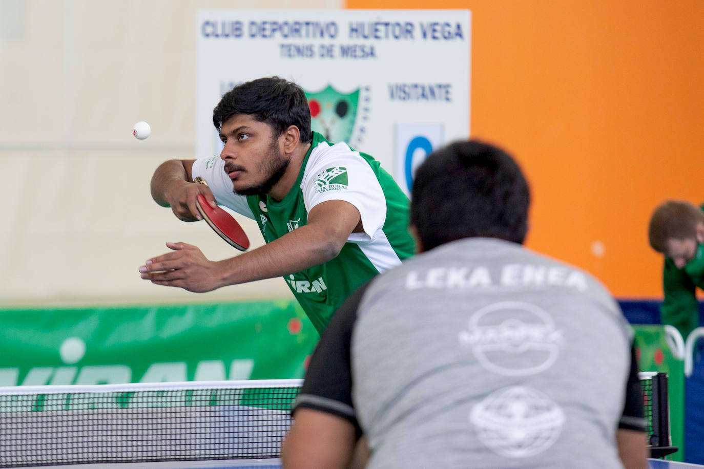 El palista indio Arjun Ghosh se dispone a sacar en su partido con un jugador del Irún.