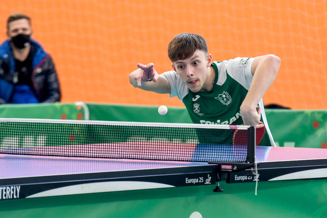 Arnau Pons, concentrado para devolver una bola.