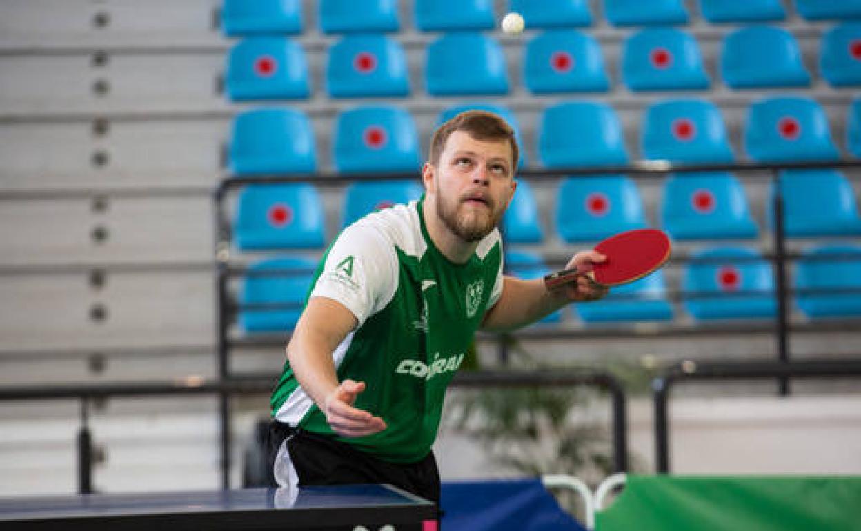 Nikita Artemenko, concentrado para efectuar un saque.