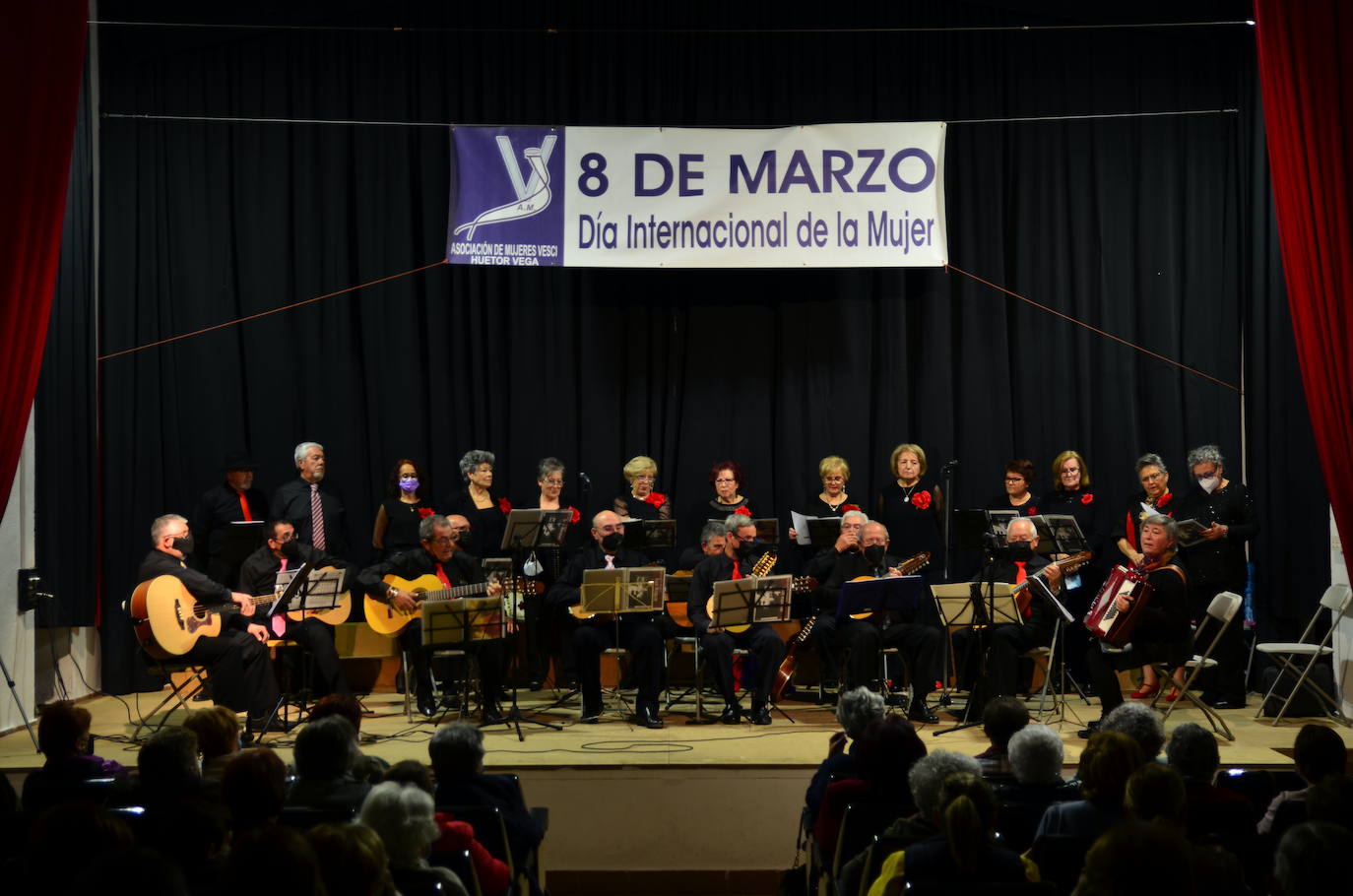 La Rondalla San Roque pone banda sonora al 8M en Huétor Vega