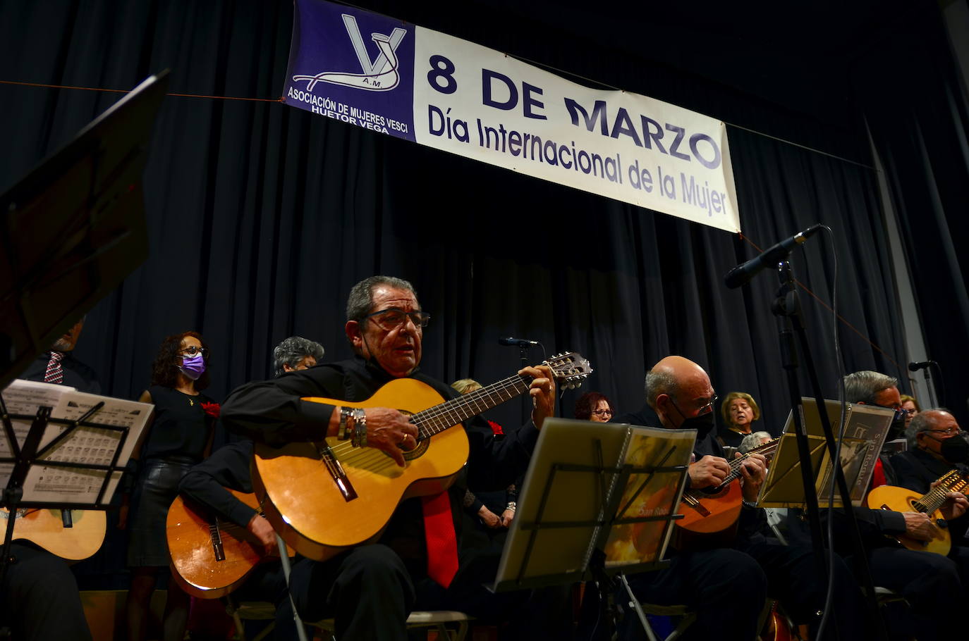 Fotos: 8M en Huétor Vega: fraternidad y Rondalla San Roque