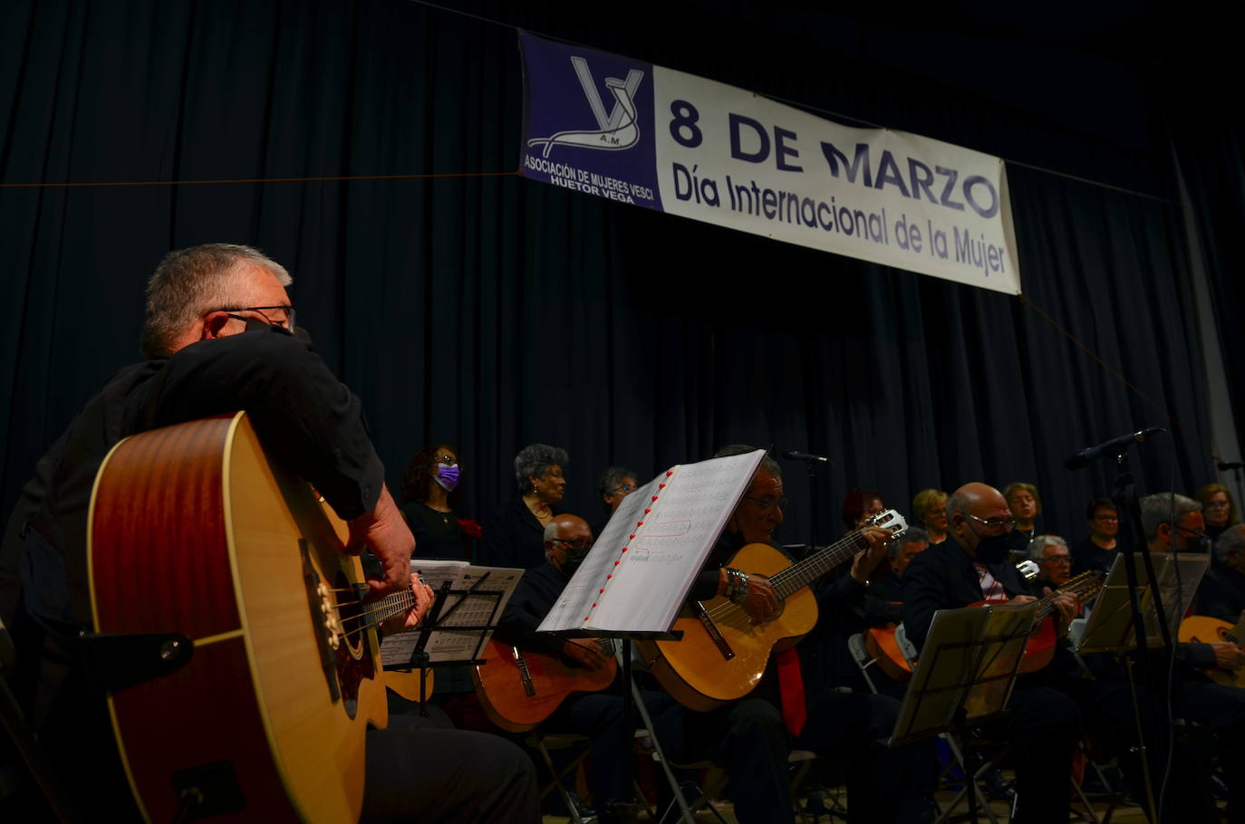 Fotos: 8M en Huétor Vega: fraternidad y Rondalla San Roque