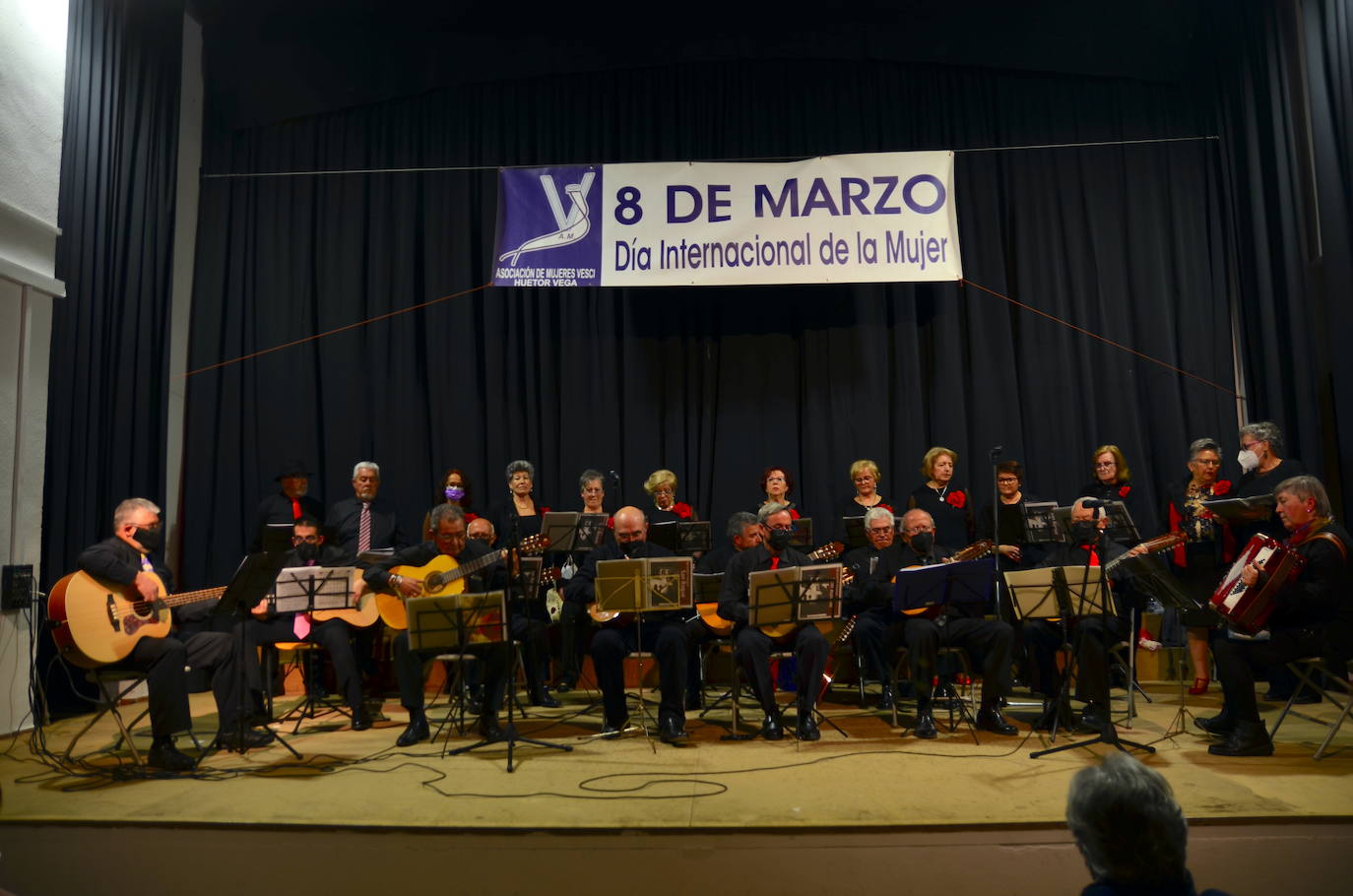 Fotos: 8M en Huétor Vega: fraternidad y Rondalla San Roque