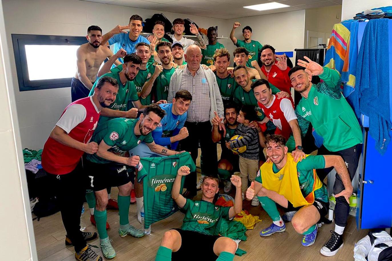 El CD Huétor Vega celebra la victoria ante el UD San Pedro.