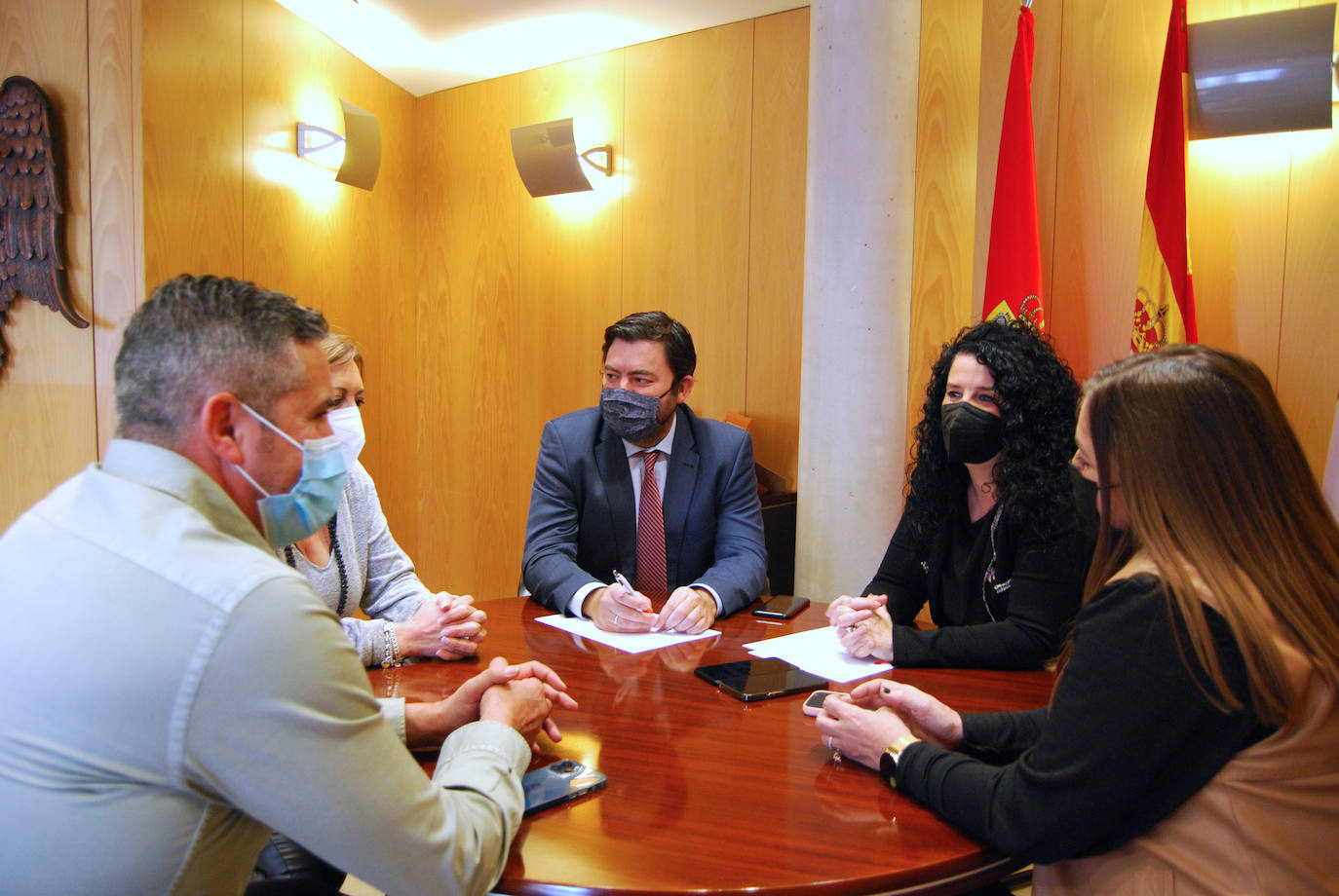 El director general de Administración Local, reunido con el equipo de gobierno de Huétor Vega.