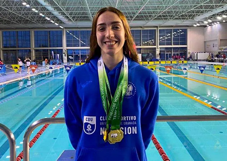 Hannah Martín, con sus medallas en la piscina de Málaga.