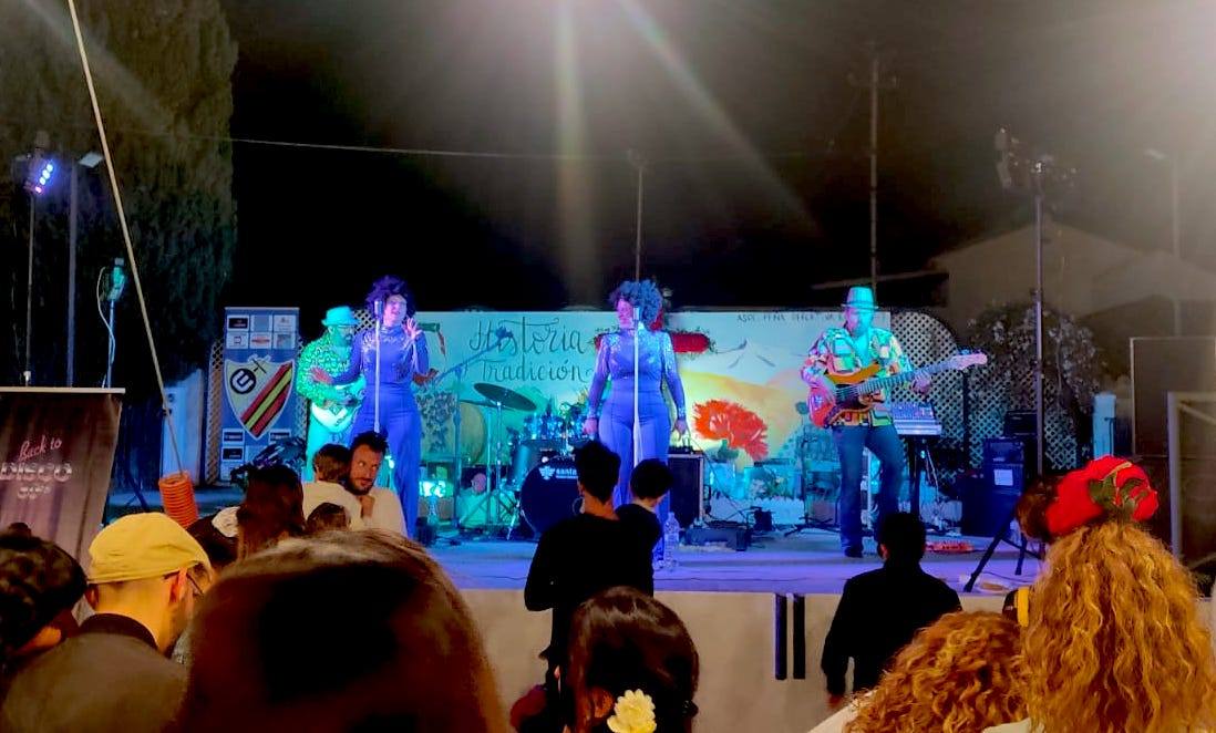Huétor Vega baila con música en vivo en las cruces