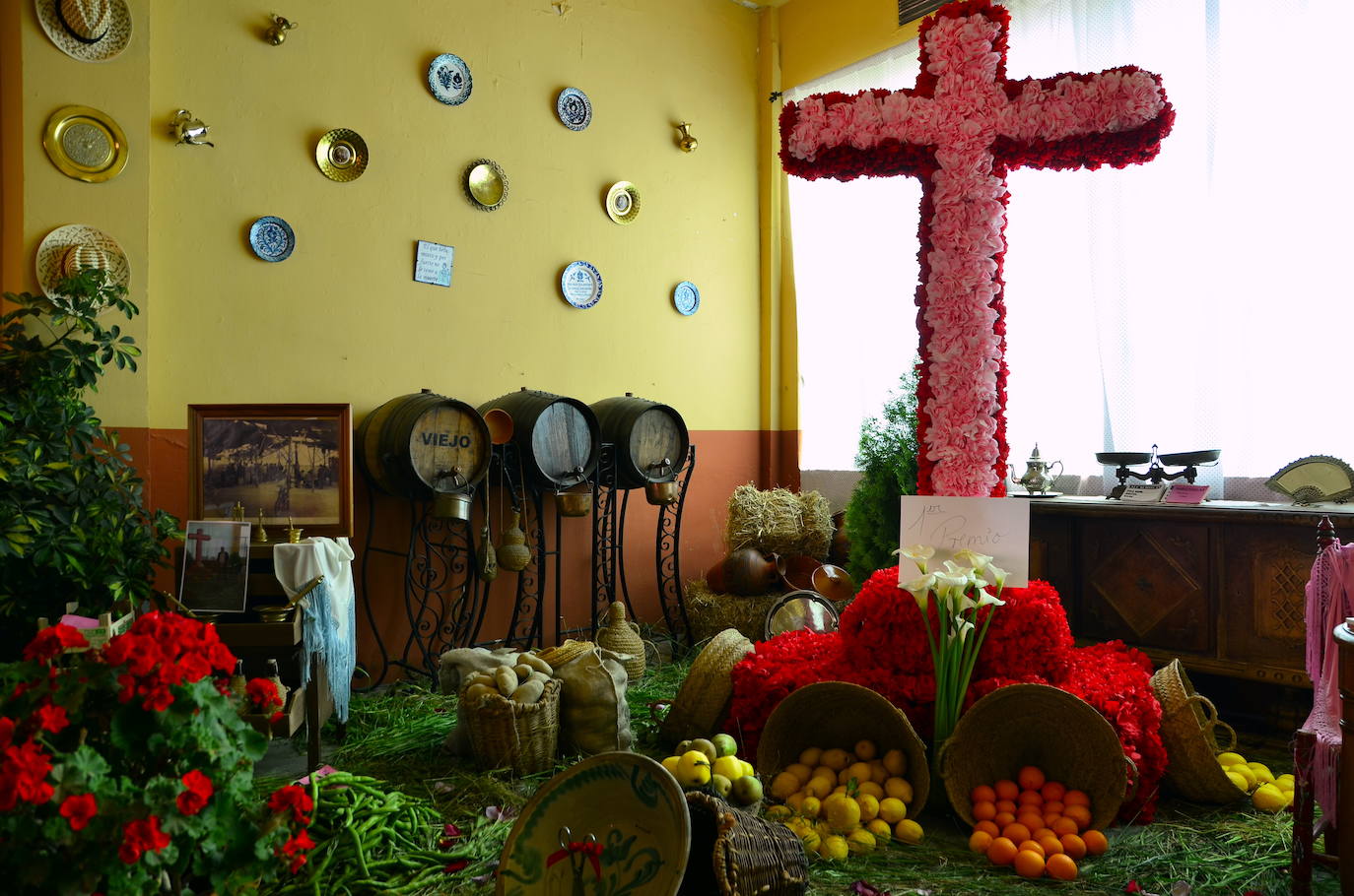 Cruz del Bar La Corría, primer premio del concurso municipal.