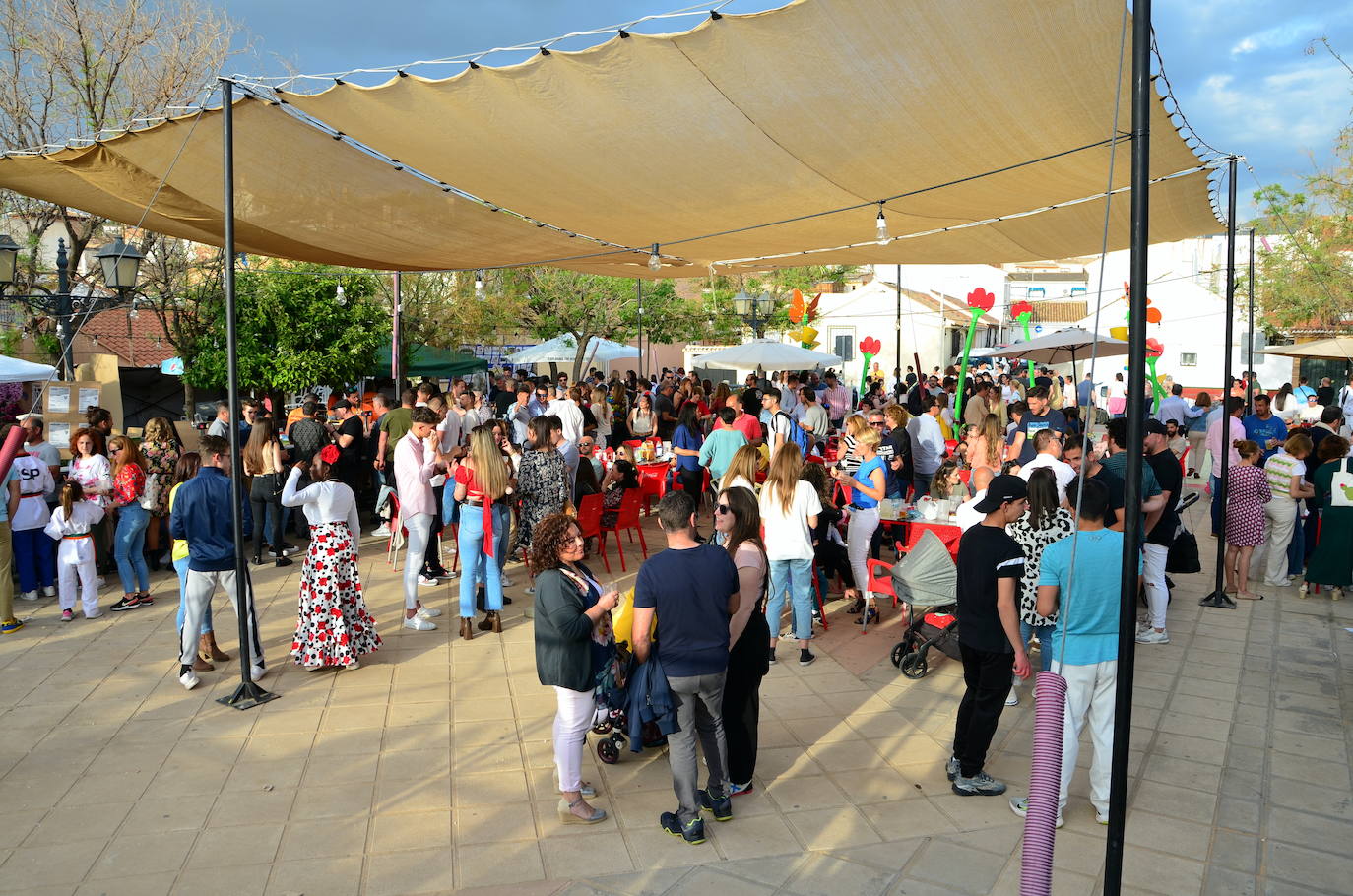 Ambiente en la plaza Abdal Malik de Huétor Vega.