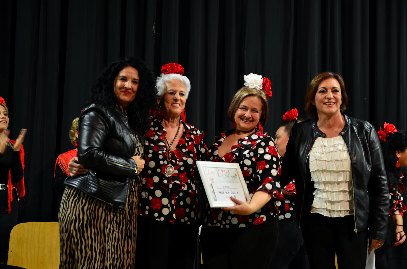 Entrega del premio del concurso de cruces de Huétor Vega al Coro Rociero Virgen del Rosario.