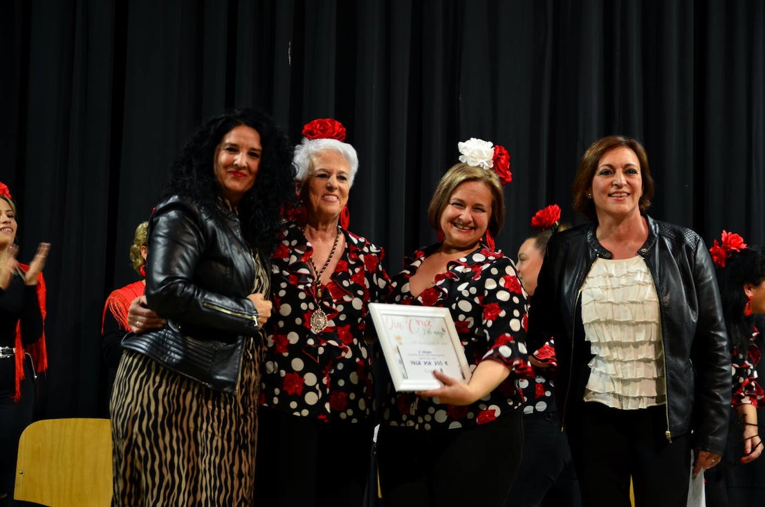 Entrega del premio del concurso de cruces de Huétor Vega al Coro Rociero Virgen del Rosario.