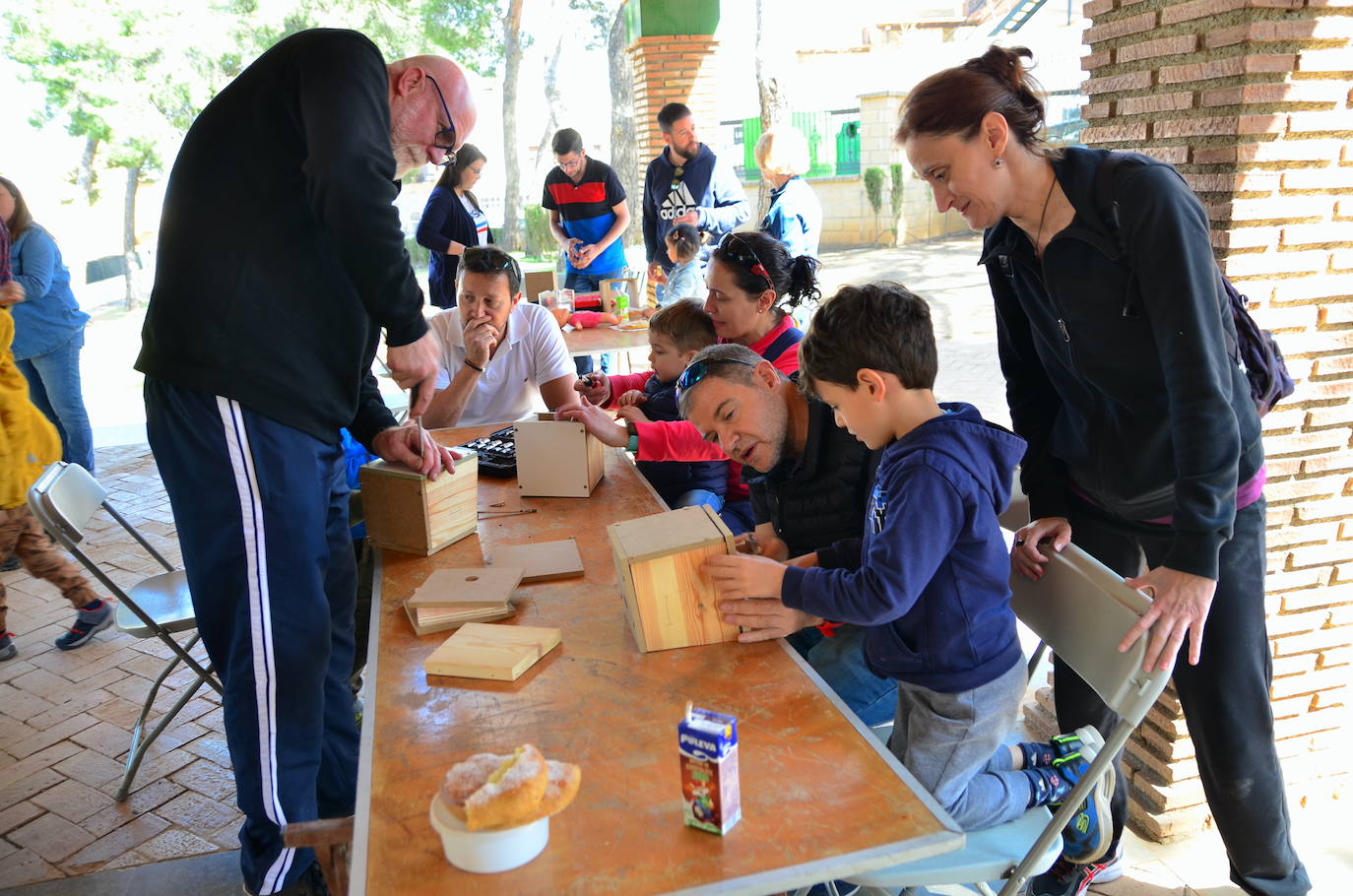 Fotos: Taller de construcción de cajas nido en el Parque de los Pinos